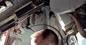 Astronauta Walter Cunningham, pilot modułu księżycowego Apollo 7, robi notatki kosmicznym długopisem podczas dziewiątego dnia misji. /NASA /domena publiczna