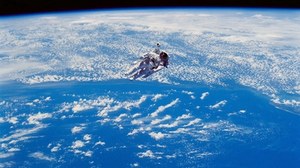 Astronautki zgubiły torbę w kosmosie. Jest widoczna na niebie