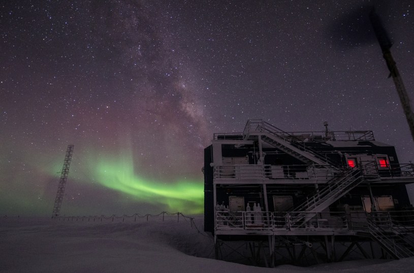 Astronomiczna noc polarna rozświetlona zorzą na biegunie południowym. /NOAA Photo Library /Wikimedia
