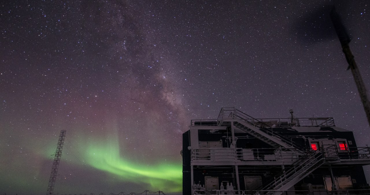 Astronomiczna noc polarna rozświetlona zorzą na biegunie południowym. /NOAA Photo Library /Wikimedia