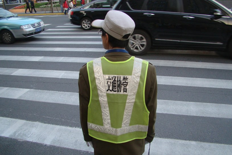 Asystent ruchu na ulicy w Szanghaju /INTERIA.PL