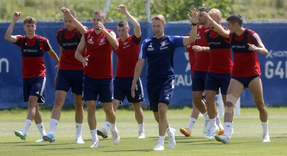 Asystent trenera Rakowa Częstochowa Stanisław Gadziński (4P) podczas treningu drużyny przed meczem 1. rundy el. LM z Florą Tallin /Waldemar Deska /PAP