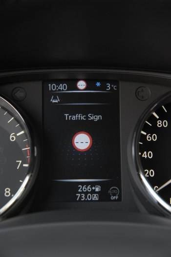 Asystent znaków drogowych rozpoznaje limity prędkości i prezentuje je kierowcy na ekranie komputera pokładowego. /Motor