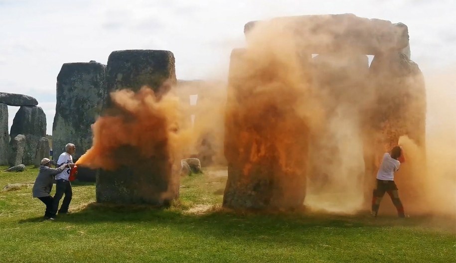 Atak aktywistów klimatycznych w Stonehenge /East News