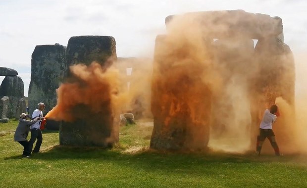 Atak ekoaktywistów. Stonehenge oblane pomarańczową farbą