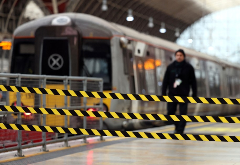 Atak gazem pieprzowym na lotnisku Heathrow w Londynie /PAP/EPA/ANDY RAIN /PAP