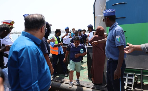 Atak Huti na Zatoce Adeńskiej. Statek płonie i dryfuje