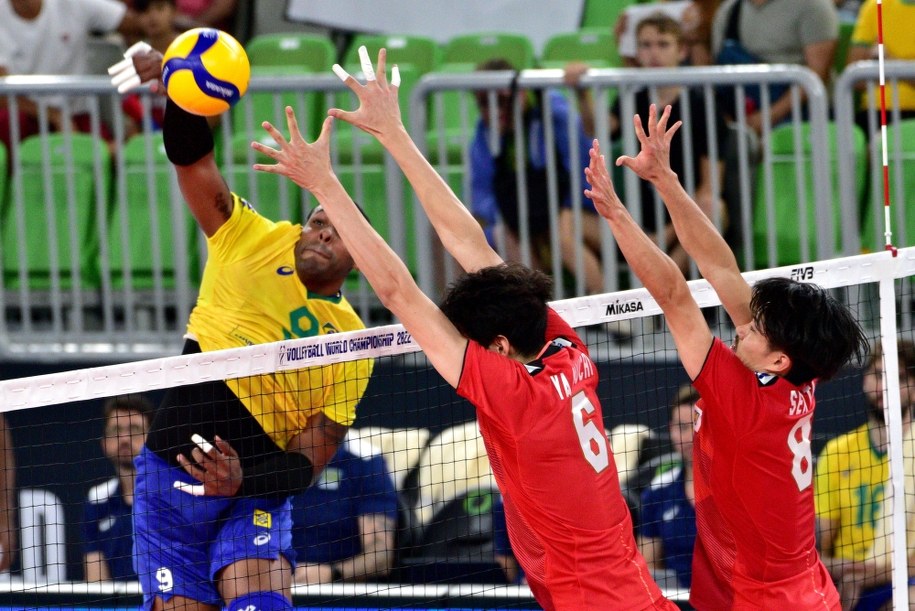 Atak Leala w trakcie meczu z Brazylią /IGOR KUPLJENIK /PAP/EPA