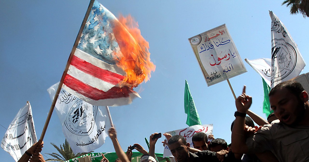 Atak na ambasady USA. "Niewinność muzułmanów" rozwścieczyła świat islamu
