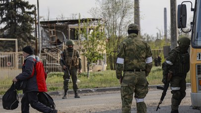 Atak na Azowstal. Z kombinatu ewakuowano kobiety i dzieci [ZAPIS RELACJI]