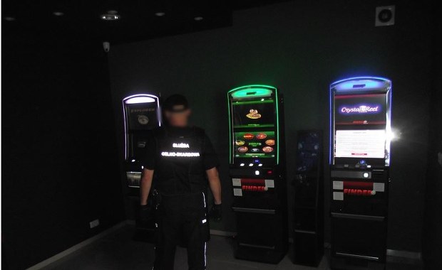 Atak na funkcjonariuszy KAS w salonie gier. Policja szuka właściciela