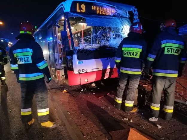 Atak na kierowcę autobusu w Wieliszewie. Pojazd wypadł z drogi (zdjęcie opublikowane dzięki uprzejmości portalu Wirtualne Legionowo). /Wirtualne Legionowo /