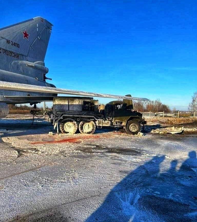 Atak na lotnisko Djagilewo pod Riazaniowem zniszczył także cysternę APA-80, która stała przy Tu-22M3 /Rob Lee /Twitter