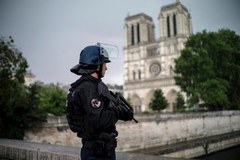  Atak na policjanta przed katedrą Notre Dame w Paryżu