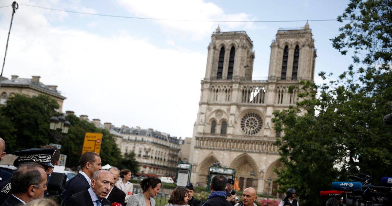  Atak na policjanta przed katedrą Notre Dame w Paryżu