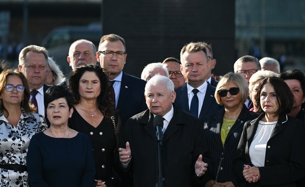 "Atak na Polskę". Kaczyński grzmi na miesięcznicy smoleńskiej