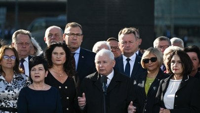 "Atak na Polskę". Kaczyński grzmi na miesięcznicy smoleńskiej