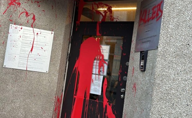 Atak na polski konsulat. Czerwona farba i obraźliwe hasła w sercu Europy