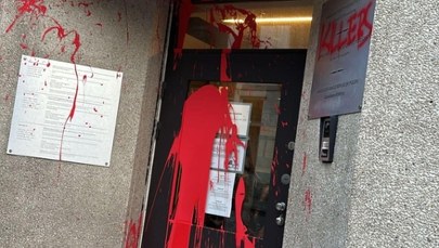 Atak na polski konsulat. Czerwona farba i obraźliwe hasła w sercu Europy