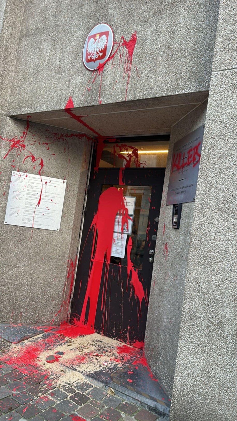 Atak na polski konsulat! Czerwona farba i obraźliwe hasła w sercu Europy