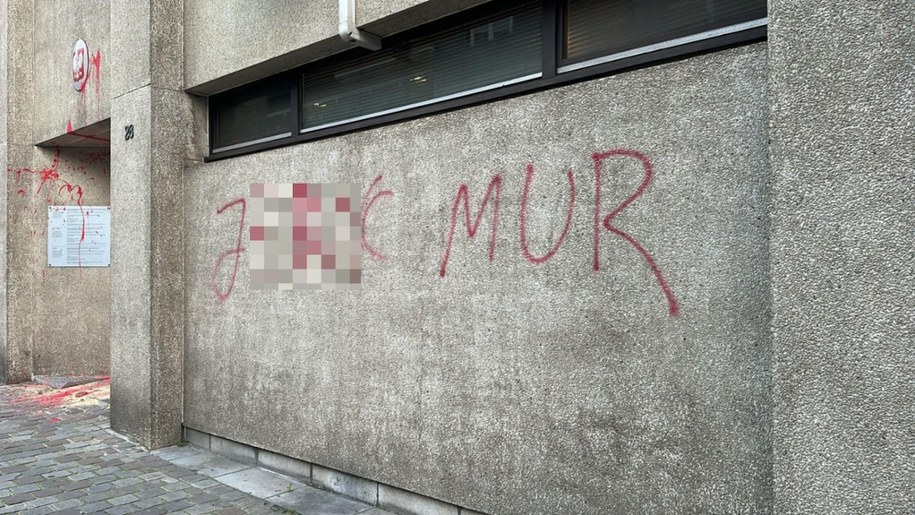 Atak na polski konsulat. Czerwona farba i obraźliwe hasła w sercu Europy