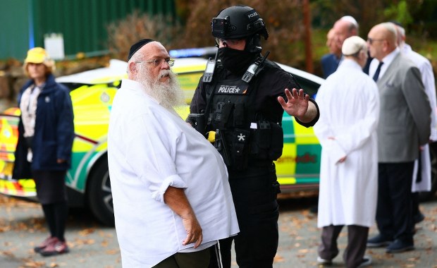 ​Atak na synagogę w Manchesterze. Jedna z ofiar zginęła od policyjnej kuli