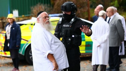 ​Atak na synagogę w Manchesterze. Jedna z ofiar zginęła od policyjnej kuli
