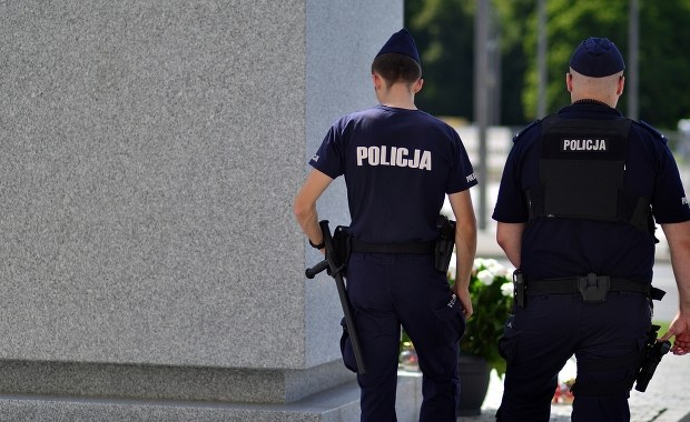 Atak nożem koło galerii handlowej. 18-latek usłyszał 6 zarzutów