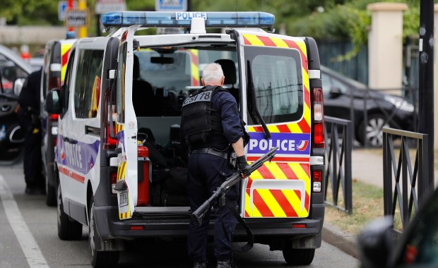 Atak nożownika na przedmieściach Paryża