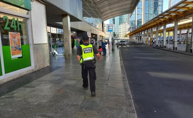 Atak nożownika przy Dworcu Centralnym w Warszawie. Policja ogłosiła akcję Omega