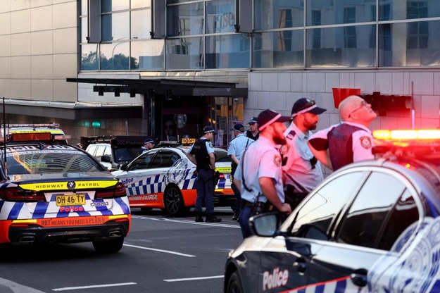 Atak nożownika w centrum handlowym w Sydney /DAVID GRAY/AFP /East News