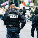 Atak nożownika w paryskim centrum handlowym. Ranny policjant w szpitalu