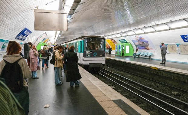 Atak nożownika w paryskim metrze. Ranne trzy kobiety