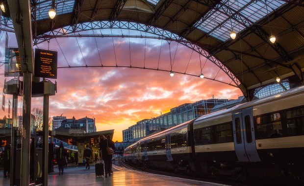 Atak nożownika w pociągu w Anglii. Są ranni