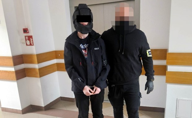 Atak nożownika w warszawskim tramwaju. Pasażerowie i policjanci zapobiegli tragedii