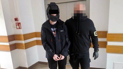 Atak nożownika w warszawskim tramwaju. Pasażerowie i policjanci zapobiegli tragedii