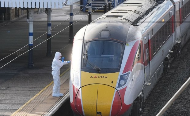 Atak nożowników w brytyjskim pociągu. Co wiemy o sprawcach?