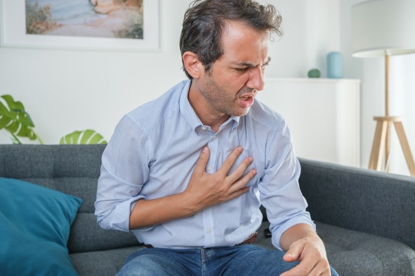 Atak paniki lub nagła reakcja na stres może spowodować wzrost ciśnienia tętniczego, przyspieszenie akcji serca i nadmierną potliwość /123RF/PICSEL