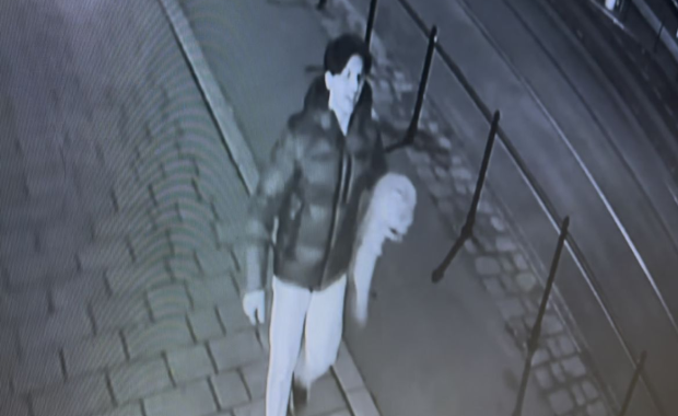 Atak przy ul. Starowiślnej w Krakowie. Policja szuka tego mężczyzny