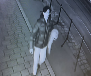 Atak przy ul. Starowiślnej w Krakowie. Policja szuka tego mężczyzny