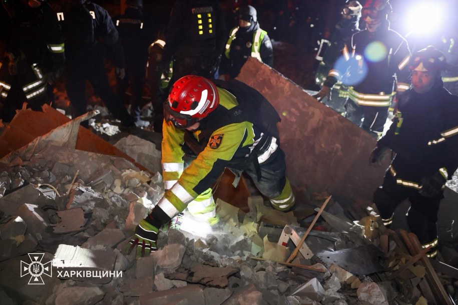 Atak Rosji na Charków w nocy 7 marca 2026 roku, służby szukają ludzi pod gruzami /Państwowa Służba Ratownicza Ukrainy  /