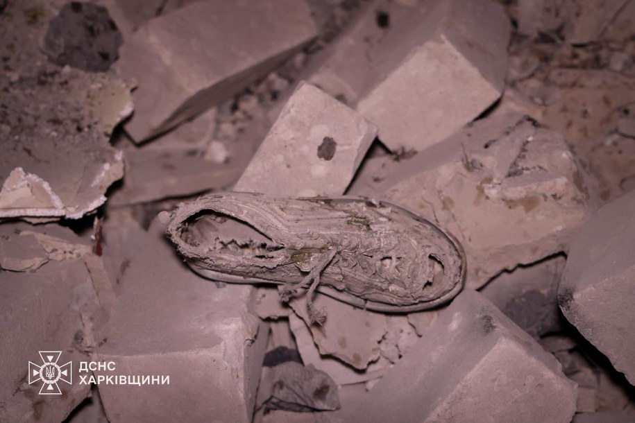 Atak Rosji na Charków w nocy 7 marca 2026 roku, służby szukają ludzi pod gruzami /Państwowa Służba Ratownicza Ukrainy  /