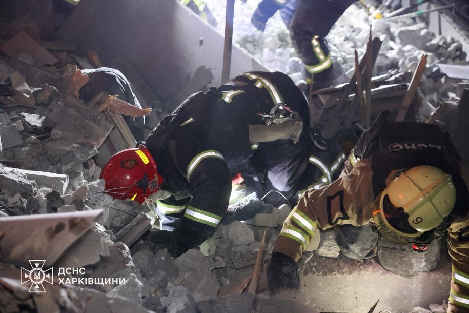 Atak Rosji na Charków w nocy 7 marca 2026 roku, służby szukają ludzi pod gruzami /Państwowa Służba Ratownicza Ukrainy  /
