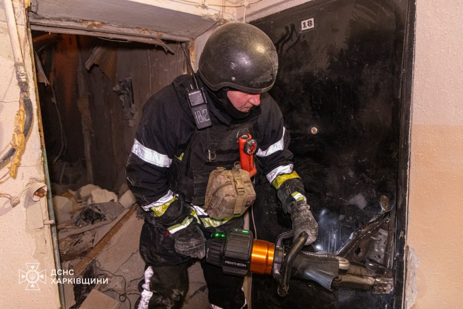 Atak Rosji na Charków w nocy 7 marca 2026 roku, służby szukają ludzi pod gruzami /Państwowa Służba Ratownicza Ukrainy  /