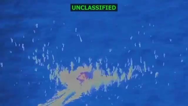 Atak sił amerykańskich na łódź przemytniczą (screen z nagrania udostępnionego przez Pete'a Hegsetha) /@SecWar (X) /