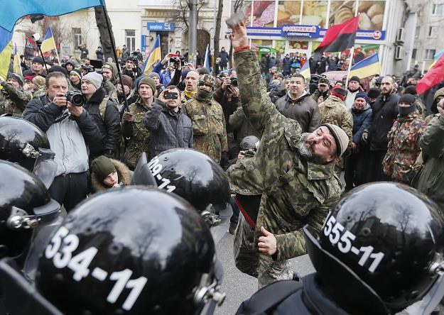 Atak ukraińskich demonstrantów na oddział rosyjskiegu Sbierbanku w Kijowie /EPA