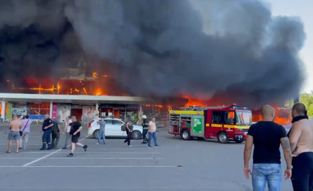 Atak w Krzemieńczuku. Rosjanie twierdzą, że celowali w magazyn "broni z USA i krajów europejskich"