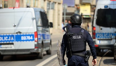 Atak z siekierą w ręku na stołecznych policjantów