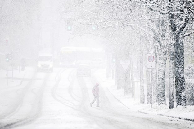 Atak zimy doprowadził do dziesiątków wypadków drogowych. /MICHAEL BUHOLZER /PAP/EPA