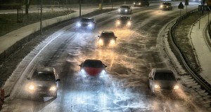 Atak zimy na północy Polski. Auta utknęły w zaspach 